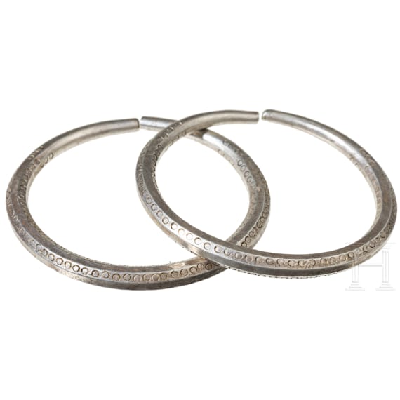 18-teiliger Hortfund aus Silberschmuck, wikingerzeitlich, 10. - 11. Jhdt.