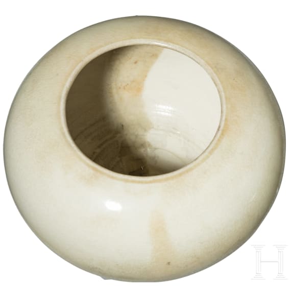 Weißglasierte Schale, China, wohl aus der Sui-/Tang-Dynastie (613 - 628)