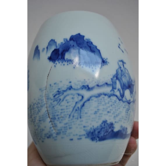 Blau-weiße Vase mit Gelehrtenszene, China, wahrscheinlich Kangxi-Periode (1661 - 1722) oder später
