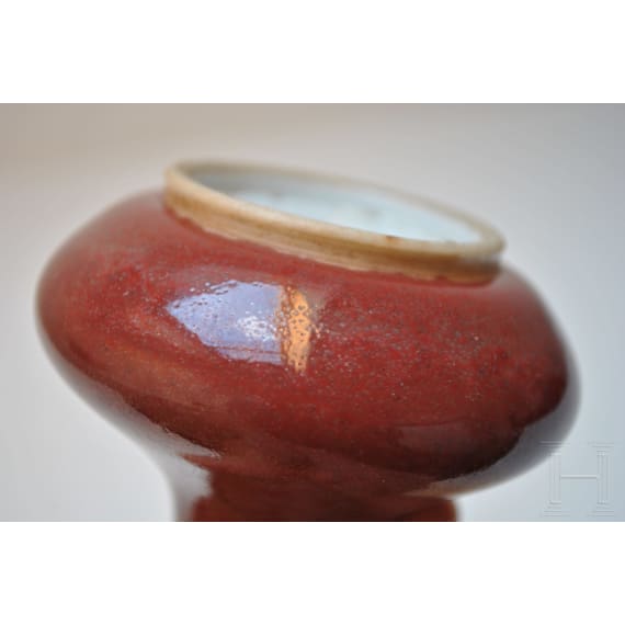 Kleine kupferrot glasierte Vase mit unterglasurblauer Yongzheng-Sechs-Zeichen-Marke, 18./19. Jhdt.