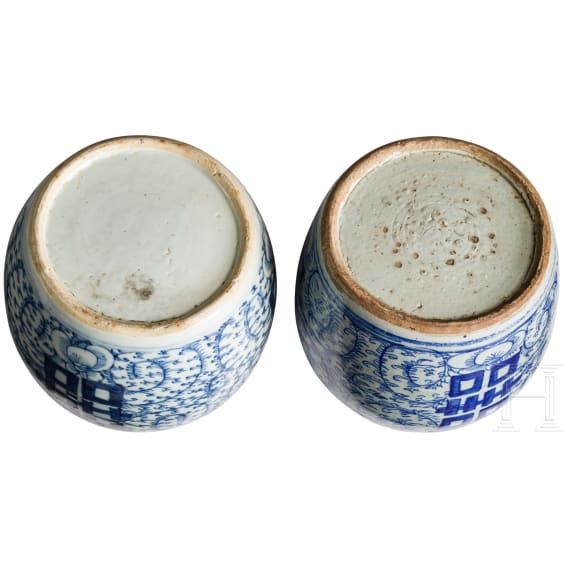 Ein Paar blauweiße Deckelvasen, China, späte Qing-Dynastie