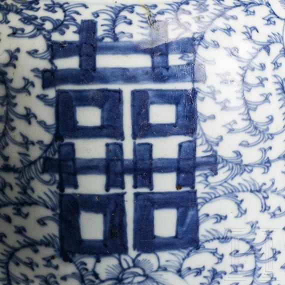 Ein Paar blauweiße Deckelvasen, China, späte Qing-Dynastie