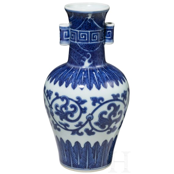 Blau-weiße Vase mit Qianglong-Marke, China, wahrscheinlich später, 19. Jhdt.