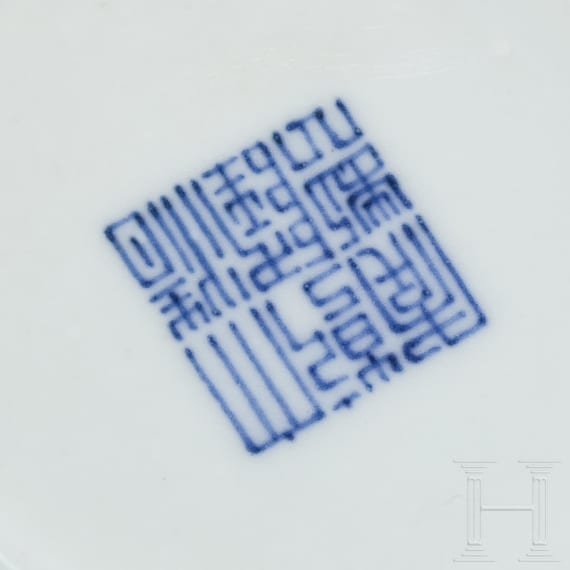 Blau-weiße Vase mit Qianglong-Marke, China, wahrscheinlich später, 19. Jhdt.