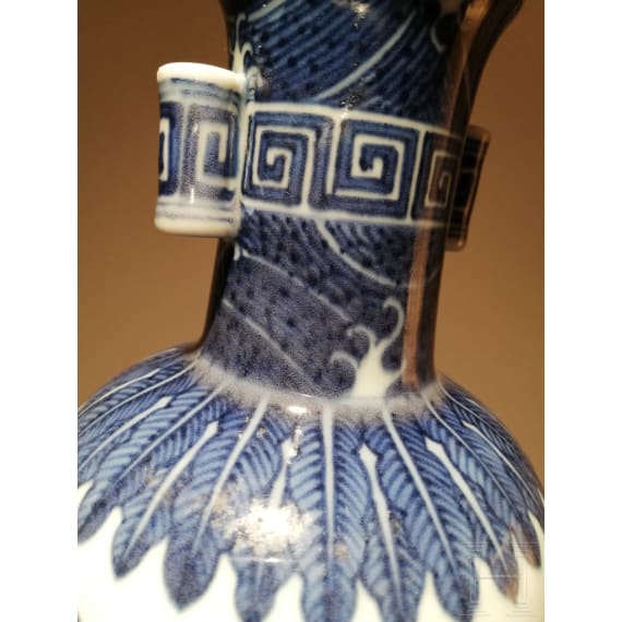 Blau-weiße Vase mit Qianglong-Marke, China, wahrscheinlich später, 19. Jhdt.