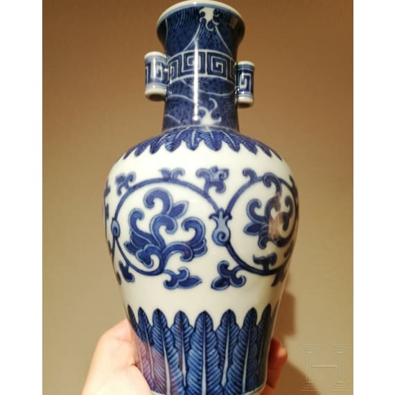 Blau-weiße Vase mit Qianglong-Marke, China, wahrscheinlich später, 19. Jhdt.