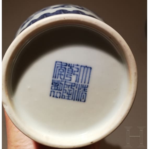 Blau-weiße Vase mit Qianglong-Marke, China, wahrscheinlich später, 19. Jhdt.