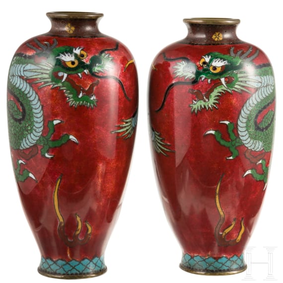 Ein Paar Emaille-Vasen, Japan, um 1920