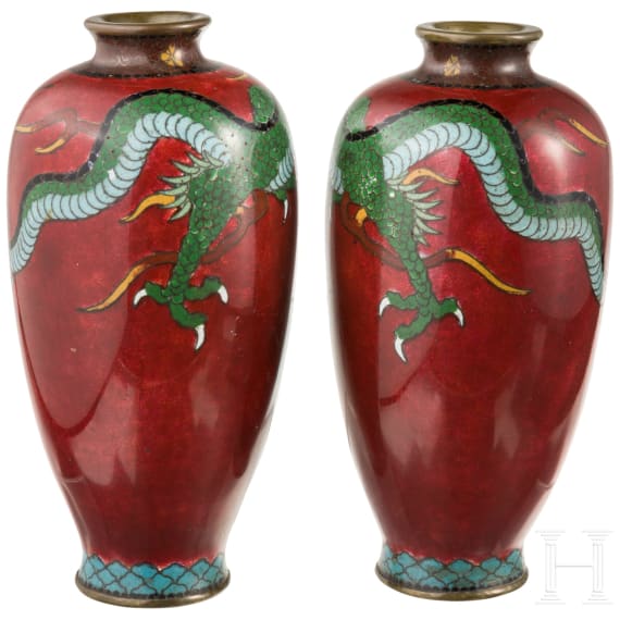 Ein Paar Emaille-Vasen, Japan, um 1920