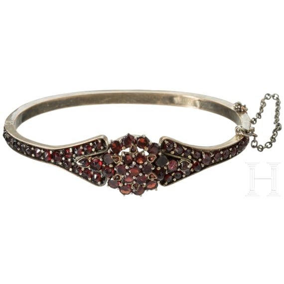 A gilded garnet bracelet, circa 1900