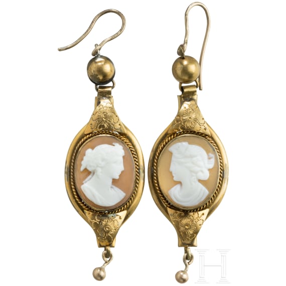 Two engraved Victorian gold-foil cameo earrings