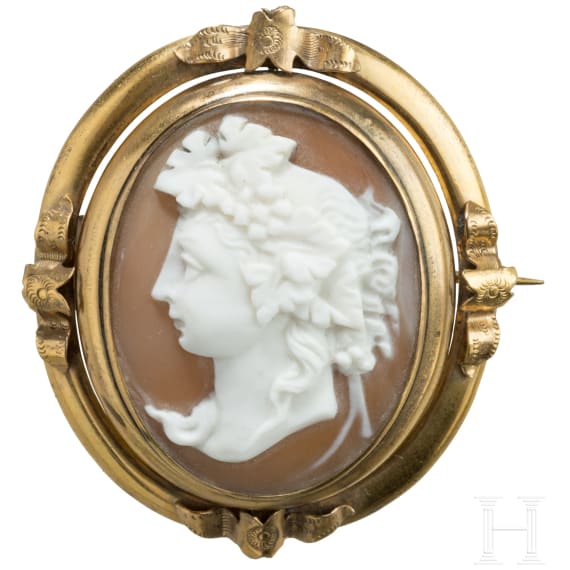 A Victorian gold foil cameo brooch