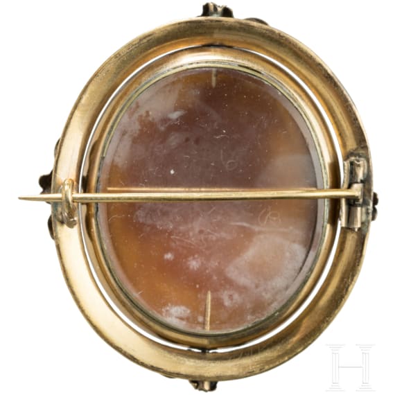 A Victorian gold foil cameo brooch
