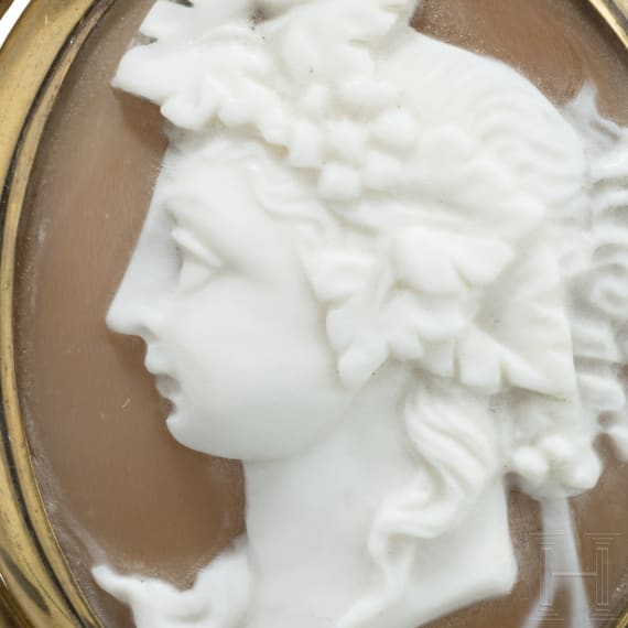 A Victorian gold foil cameo brooch