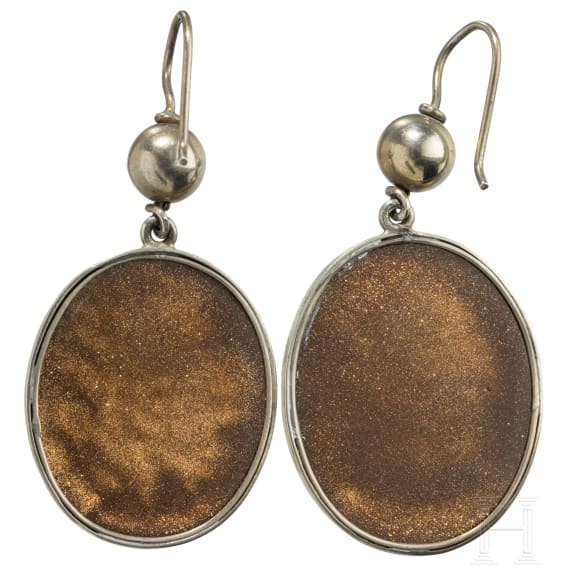 Ein Paar Goldfluss-Ohrringe mit Mikromosaik