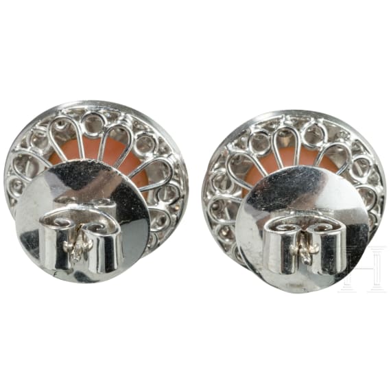 Ein Paar Ohrringe mit Engelskoralle
