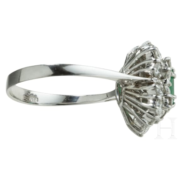 Weißgold-Ring mit Smaragd und Diamanten