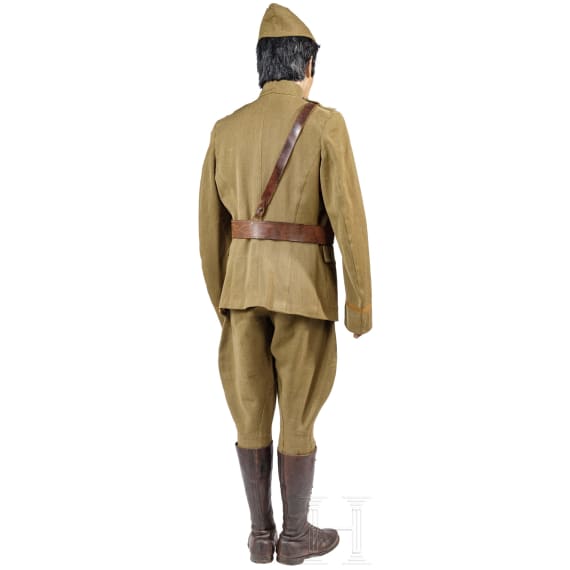 A uniform of a Captain of the US Army in World War I