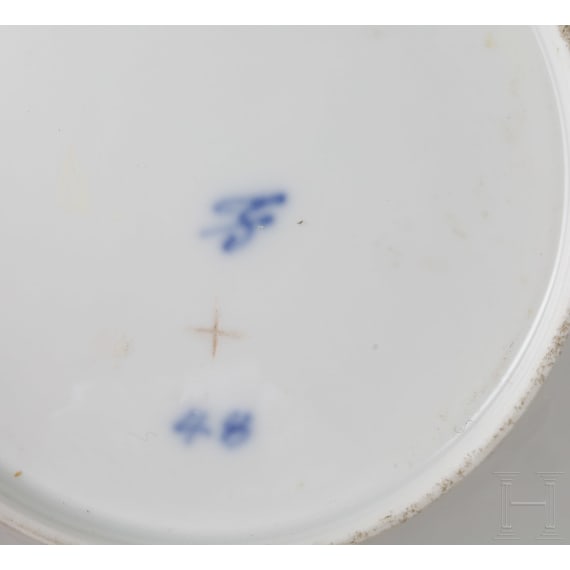 A fine porcelain cup with depiction of a general, circa 1830