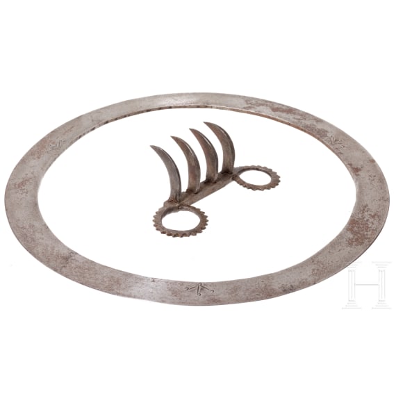 An Indian chakram and baghnakh, 19th/20th century