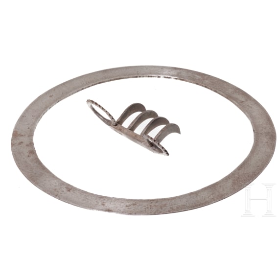 An Indian chakram and baghnakh, 19th/20th century