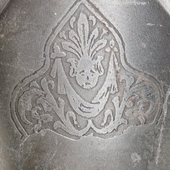 A visor and a pair of gauntlets, collector's replica in the style of the 16th century