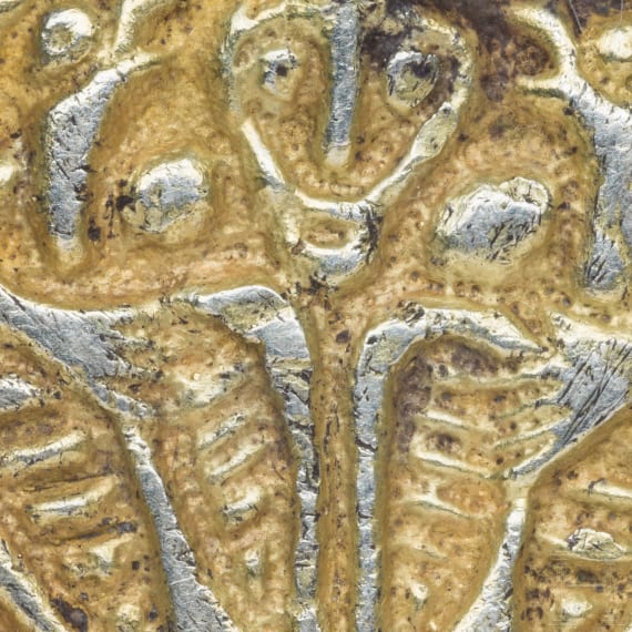 Runder Anhänger mit Darstellung des Odin mit Hugin und Munin, Silber vergoldet, wikingisch, 10. Jhdt.