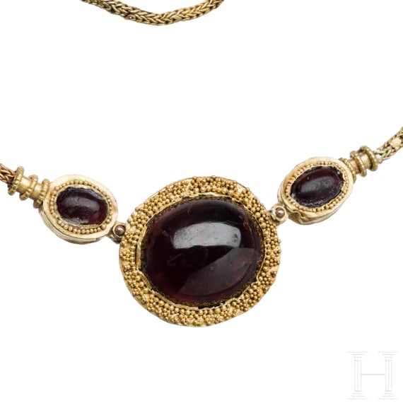 A Greek gold necklace with three cabochons, mid-4th century B.C.