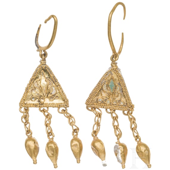 A Greek golden pair of earrings, mid-4th century B.C.
