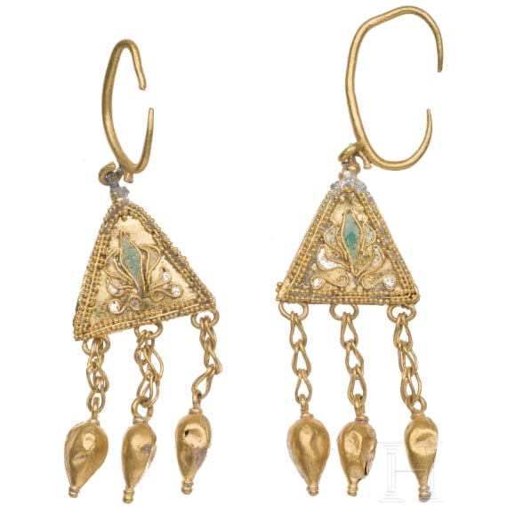 A Greek golden pair of earrings, mid-4th century B.C.
