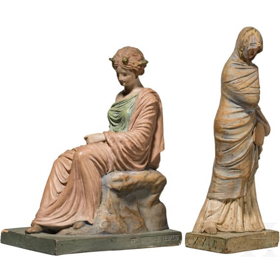 Zwei Nachbildungen der Tanagra-Figuren, deutsch, um 1900