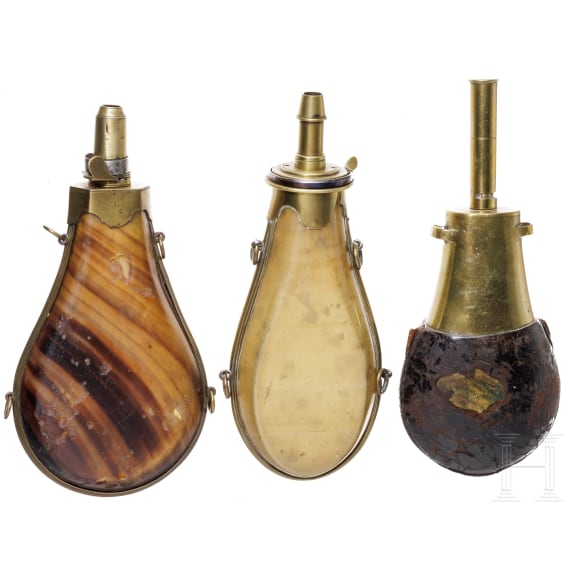 Drei Pulverflaschen, Frankreich, um 1850