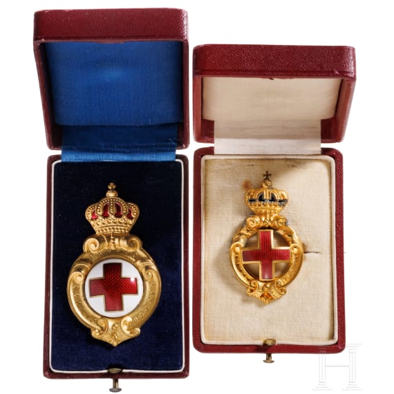 Zwei Ehrenzeichen des Roten Kreuzes, im Etui