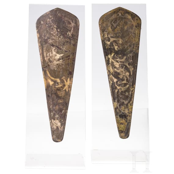 Ein Paar kleine Rossstirnen (Chamfrons) aus vergoldeter und gravierter Bronze, China, Han-Dynastie, 2./1. Jhdt. v. Chr.