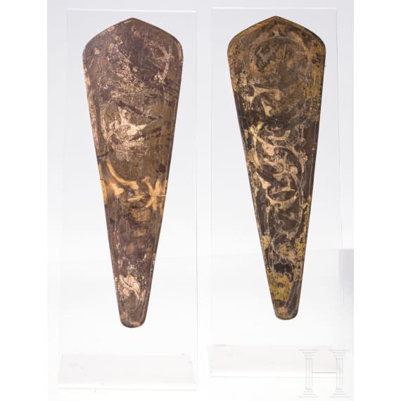 Ein Paar kleine Rossstirnen (Chamfrons) aus vergoldeter und gravierter Bronze, China, Han-Dynastie, 2./1. Jhdt. v. Chr.