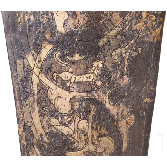 Ein Paar kleine Rossstirnen (Chamfrons) aus vergoldeter und gravierter Bronze, China, Han-Dynastie, 2./1. Jhdt. v. Chr.