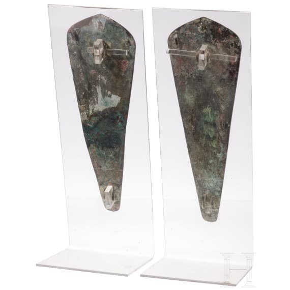 Ein Paar kleine Rossstirnen (Chamfrons) aus vergoldeter und gravierter Bronze, China, Han-Dynastie, 2./1. Jhdt. v. Chr.