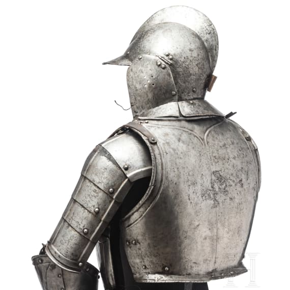 Schwarzwei&szlig;er Trabharnisch, aus alten Teilen zusammengestellt, N&uuml;rnberg, um 1560 - 1600
