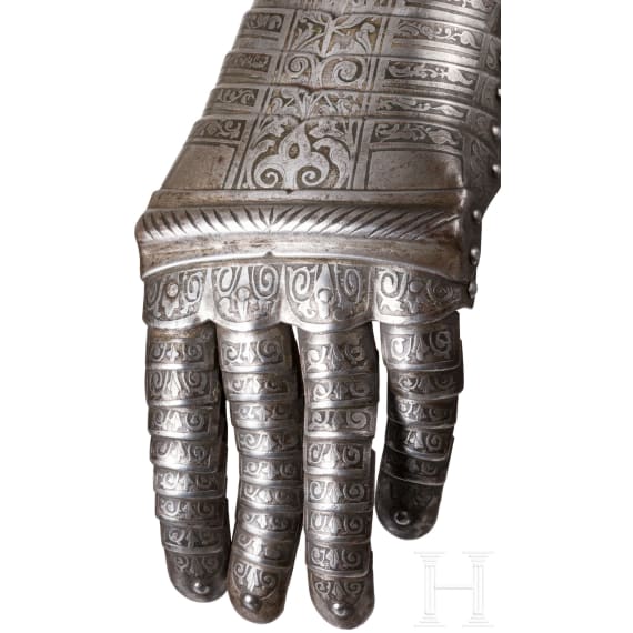 Ein Paar Panzerhandschuhe mit ge&auml;tztem Dekor, Frankreich oder Italien, um 1600