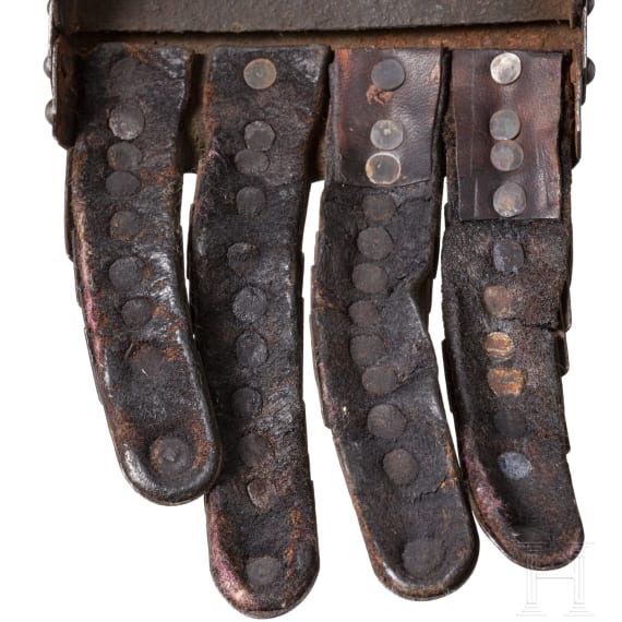 Ein Paar Panzerhandschuhe mit ge&auml;tztem Dekor, Frankreich oder Italien, um 1600