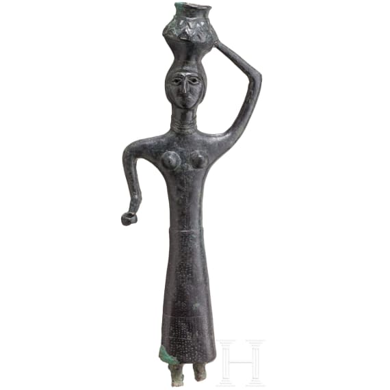 Bronzestatue einer Frau mit Gef&auml;&szlig; auf dem Kopf, baktrisch, Ende 3. - Anfang 2. Jtsd. v. Chr.