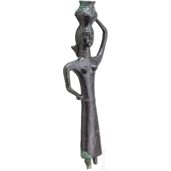 Bronzestatue einer Frau mit Gef&auml;&szlig; auf dem Kopf, baktrisch, Ende 3. - Anfang 2. Jtsd. v. Chr.