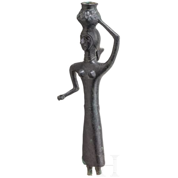 Bronzestatue einer Frau mit Gef&auml;&szlig; auf dem Kopf, baktrisch, Ende 3. - Anfang 2. Jtsd. v. Chr.