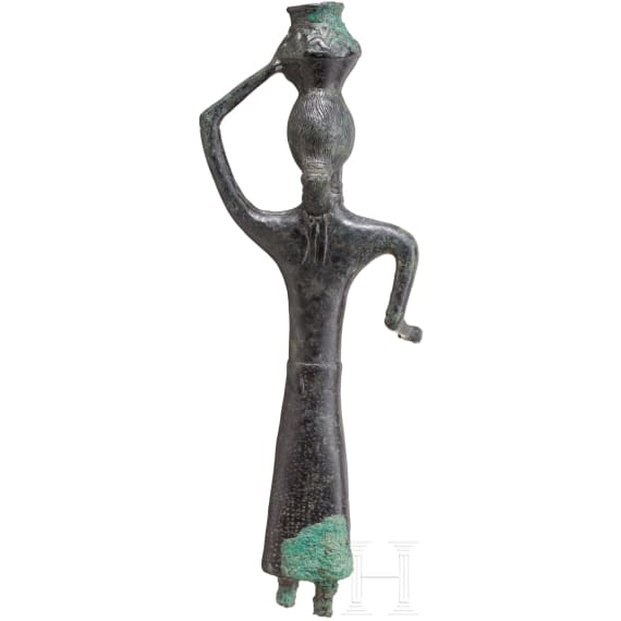 Bronzestatue einer Frau mit Gef&auml;&szlig; auf dem Kopf, baktrisch, Ende 3. - Anfang 2. Jtsd. v. Chr.
