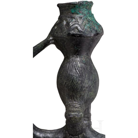 Bronzestatue einer Frau mit Gef&auml;&szlig; auf dem Kopf, baktrisch, Ende 3. - Anfang 2. Jtsd. v. Chr.