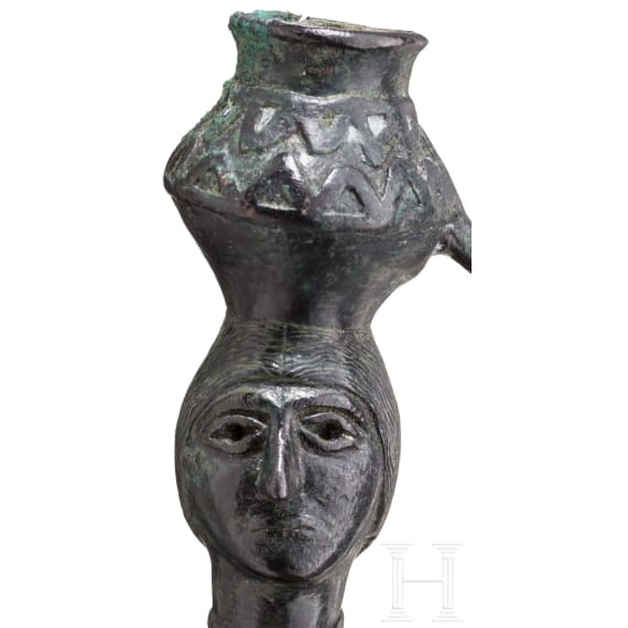 Bronzestatue einer Frau mit Gef&auml;&szlig; auf dem Kopf, baktrisch, Ende 3. - Anfang 2. Jtsd. v. Chr.