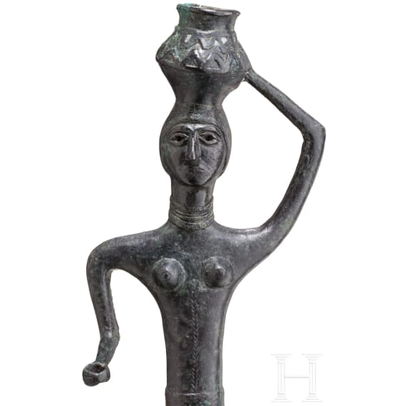 Bronzestatue einer Frau mit Gef&auml;&szlig; auf dem Kopf, baktrisch, Ende 3. - Anfang 2. Jtsd. v. Chr.