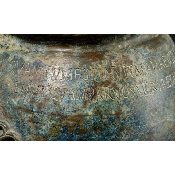 Bronzeurne mit kalligraphisch ausgefeiltem Epigramm, r&ouml;misch, 1. - 2. Jhdt.