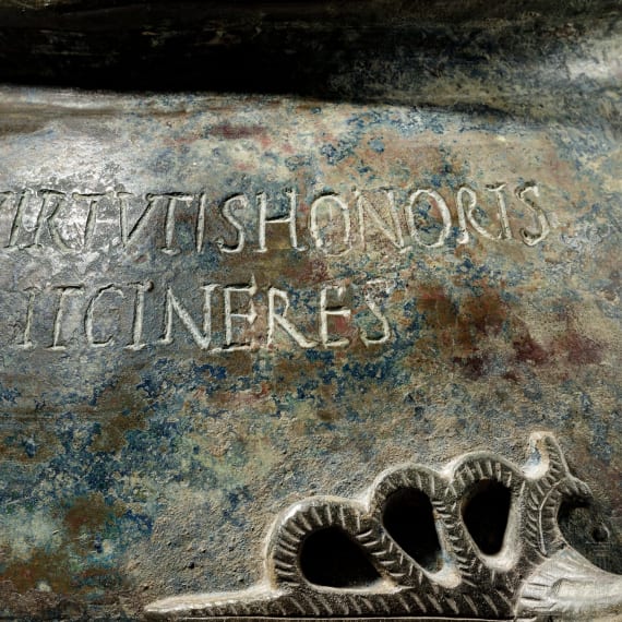 Bronzeurne mit kalligraphisch ausgefeiltem Epigramm, r&ouml;misch, 1. - 2. Jhdt.