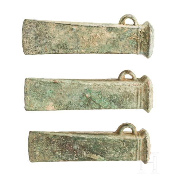 Drei Bronzebeile Typ Dahouet, bretonisch, sp&auml;te Bronzezeit bis fr&uuml;he Eisenzeit Westeuropas, 10. - 5. Jhdt. v. Chr.